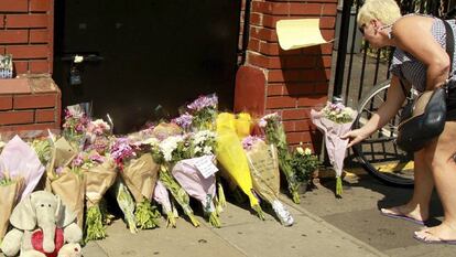 Mulher presta homenagem às vítimas do atentado no Finsbury Park.