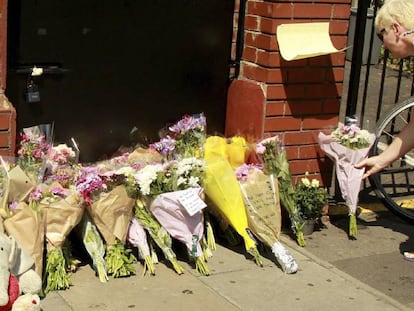 Mulher presta homenagem às vítimas do atentado no Finsbury Park.