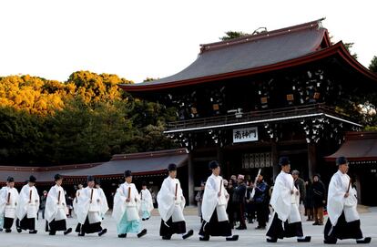 Sacerdotes xintoístas em direção ao ritual de Ano Novo no Santuário Meiji, em Tóquio.