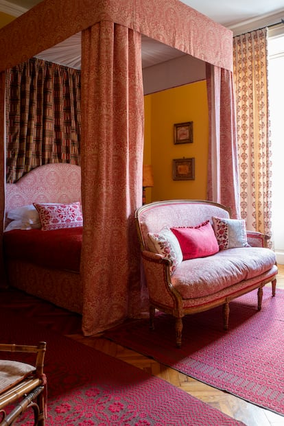 Inspirándose en culturas cercanas y lejanas, la empresaria decoró su dormitorio con tejidos y texturas de todo el mundo que hablan del amor que siente por los viajes y la artesanía. Las telas que visten la cama son de Ashley Hicks y detrás del cabecero cuelga un tejido kente de Ghana.