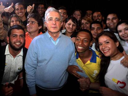 El expresidente Álvaro Uribe posa con un grupo de jóvenes que apoyan el 'no', este domingo en Ríonegro (Colombia).
