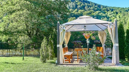 Una pérgola puesta en un jardín.