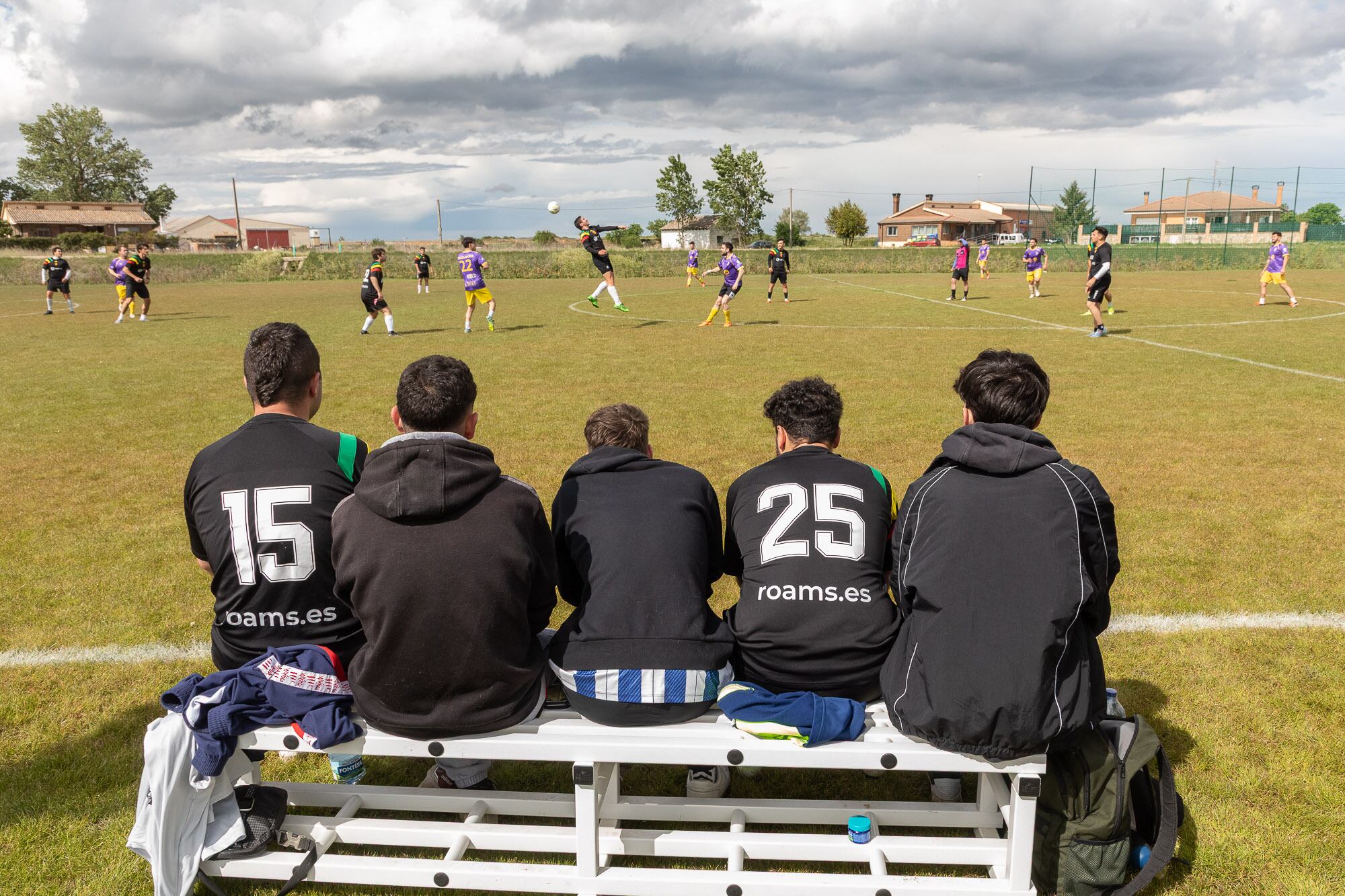 Los jugadores del equipo Cardeñosa en el banquillo durante el partido contra el Mazuecos de Valdeginate.