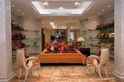 Una cama de <i>Las mil y una noches</i> preside la tienda de Versace en Madrid. Los Beckham son asiduos a las sucursales londinenses y amigos de Donatella Versace.