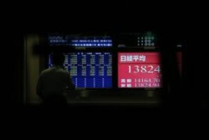 Un hombre mira un monitor de cotizaciones en Tokio.