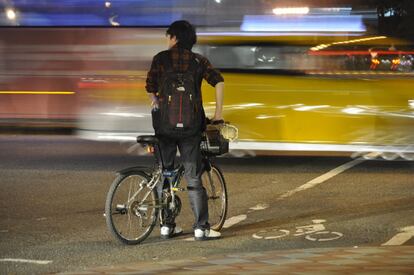 Carril bici en Taipei. Un ciudadano espera a que se ponga el semáforo en verde para cruzar.