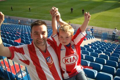 Scott Meechan junto a su hijo en el Vicente Calderón en 2008, la primera vez que vieron en directo al Atlético de Madrid.