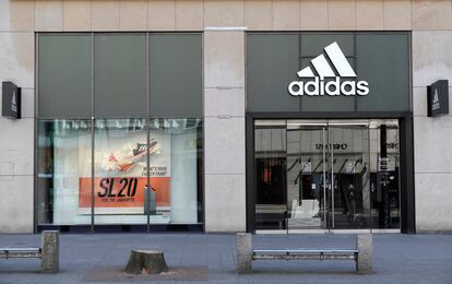Una tienda de Adidas en Hamburgo (Alemania), cerrada por la alerta sanitaria.