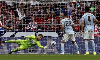 El portero del Celta Rubén Blanco detiene un balón.