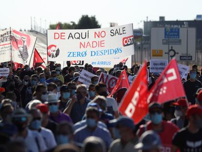 Trabajadores de Airbus, durante la marcha de protesta desde la fábrica al Ayuntamiento de Getafe, este jueves.