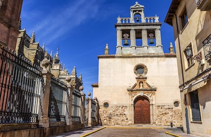La Celda de las Emparedadas de Astorga es un cubículo adosado a la iglesia de Santa Marta.