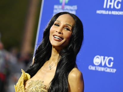 Beverly Johnson en la alfombra roja del Festival de Cine de Palm Springs, el 4 de enero de 2024, en Los Ángeles (EE UU).