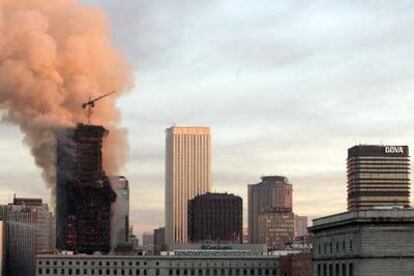 La columna de humo procedente del incendio de la torre Windsor fue visible desde muchos puntos de la capital.