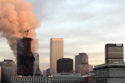 La columna de humo procedente del incendio de la torre Windsor fue visible desde muchos puntos de la capital.