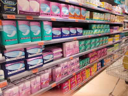 El pasillo de productos relacionados con la menstruación e higiene femenina de un supermercado.