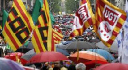 Vista de la manifestación en la que miles de ciudadanos han salido hoy a la calle en el centro de Barcelona para protestar contra los recortes y las políticas de austeridad que aplica el gobierno de la Generalitat.