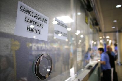 Pasajeros esperan en las oficinas de Ryanair del aeropuerto de Barcelona para recibir información.