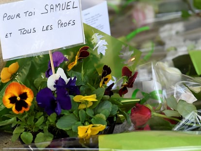 "Para ti, Samuel, y para todos los profes", dice un cartel a la entrada de la escuela secundaria de Conflans-Sainte-Honorine