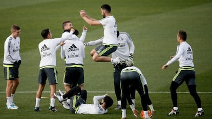 Los jugadores del Real Madrid en el entrenamiento de este s&aacute;bado.