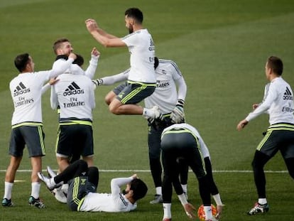 Los jugadores del Real Madrid en el entrenamiento de este sábado.
