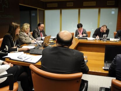 Idoia Mendia, segunda a la izquierda, durante su comparecencia de ayer en el Parlamento.