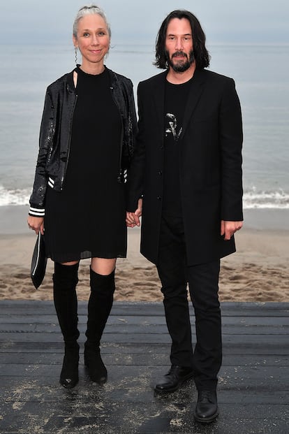 Alexandra Grant y Keanu Reeves en un desfile de Saint Laurent.