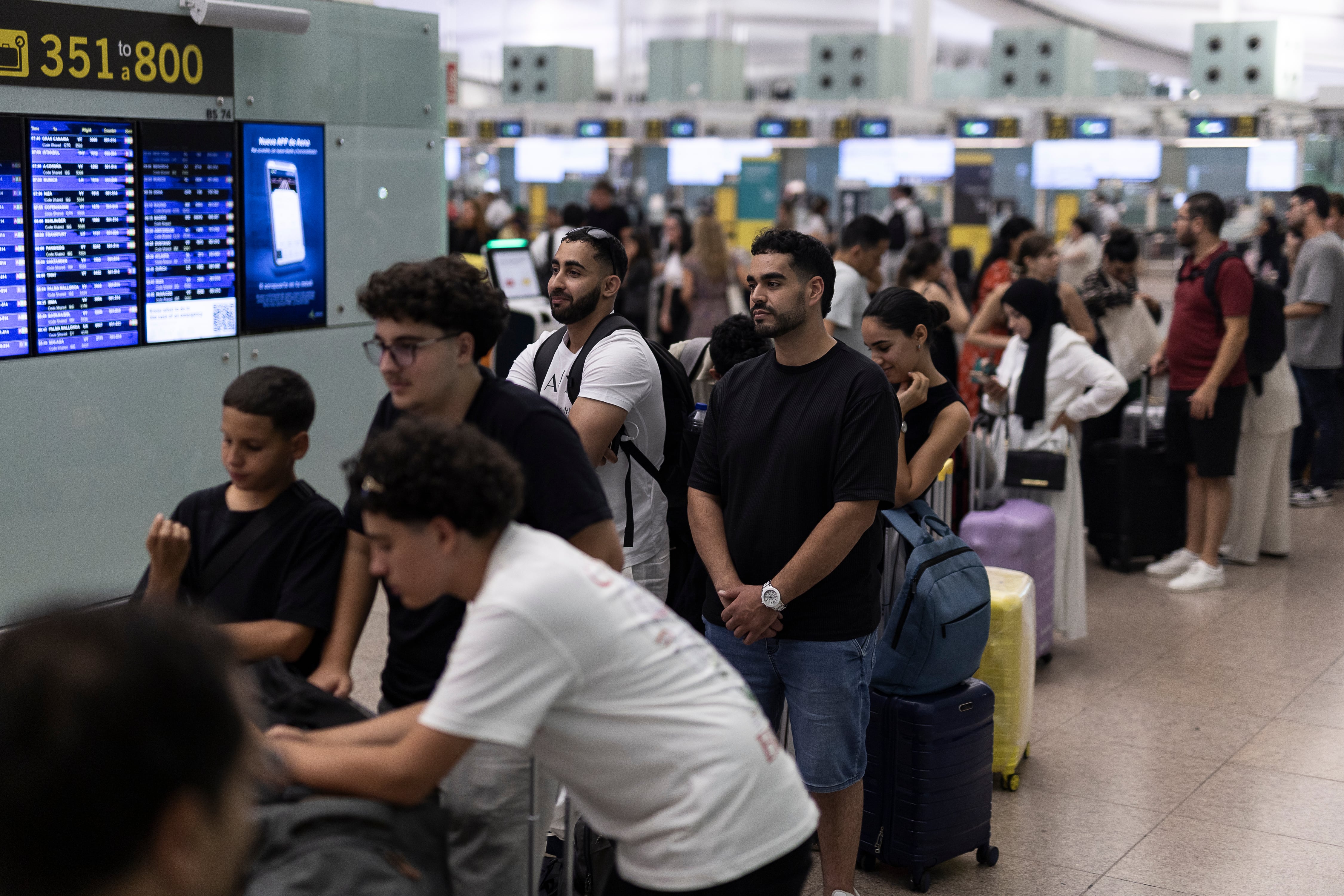 La Eurocámara aprueba la norma que permite a los menores sentarse con sus padres en el avión sin coste adicional