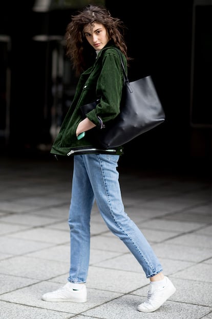 Relajado pero perfecto: así es este conjunto a base de cazadora musgo de ante, vaqueros mom y bolso shopper para llevar la casa a cuestas.