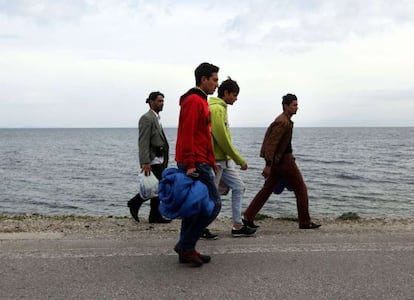 Un grupo de inmigrantes camina en la isla de Lesvos, en Grecia.