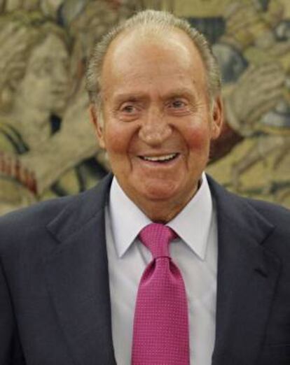 El Rey Juan Carlos, ayer durante la audiencia ofrecida al ministro de Asuntos Exteriores de Argelia, Ramtane Lamamra, en el palacio de la Zarzuela.