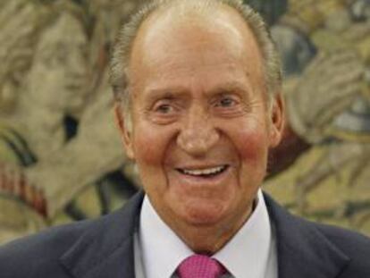 El Rey Juan Carlos, ayer durante la audiencia ofrecida al ministro de Asuntos Exteriores de Argelia, Ramtane Lamamra, en el palacio de la Zarzuela.