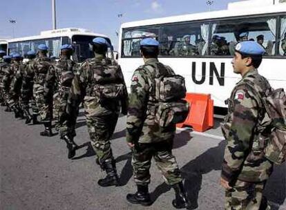 Soldados qataríes de Naciones Unidas llegan ayer al aeropuerto de Beirut.