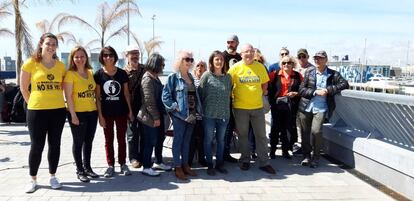 Vecinos frente a la explanada donde se construirá el museo.