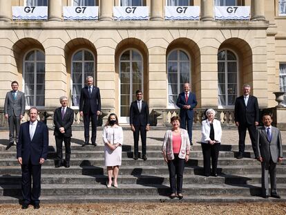 Foto de familia de los ministros de finanzas del G 7 en el palacete de Lancaster House en Londres, este sábado.