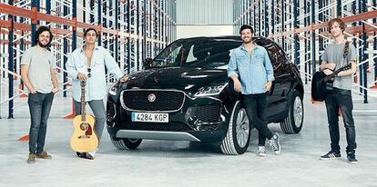 Taburete frente al Jaguar I-Pace.