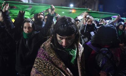 Manifestantes a favor de la legalización del aborto, ante el Palacio del Congreso en Buenos Aires.