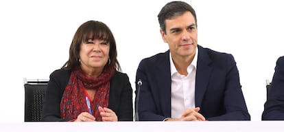 El secretario general del PSOE, Pedro Sánchez, junto a la presidenta del partido, Cristina Narbona.
