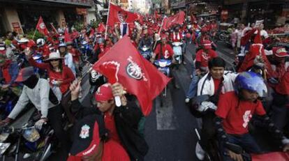 Miles de manifestantes partidarios de Thaksin Shinawatra han sido saludados por los ciudadanos de la capital tailandesa