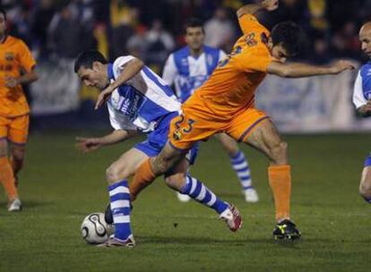 Burgueña y Oleguer pugnan por el balón.