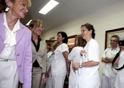 La ministra de Defensa, Carme Chacón, y la vicepresidenta primera del Gobierno, María Teresa Fernández de la Vega, saludan al personal médico tras la firma del convenio de colaboración.