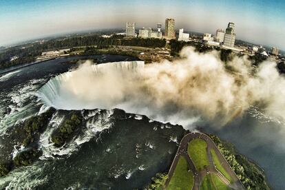 2.400 toneladas de agua se despeñan cada segundo en la triple caída de las cataratas del Niágara (Ontario, Canadá). La toma permite apreciar la enorme nube de vapor que causa la cascada.