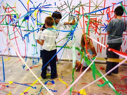 Niñas y niños participantes en un taller del artista Jordi Ferreiro.