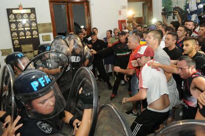 Los vecinos se enfrentan con la policía dentro de la comisaría.
