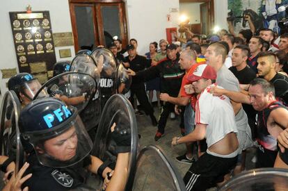 Los vecinos se enfrentan con la polic&iacute;a dentro de la comisar&iacute;a.