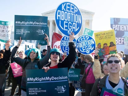 Activistas que apoyan el acceso legal al aborto protestan durante una manifestación frente a la Corte Suprema de los Estados Unidos en Washington DC.
