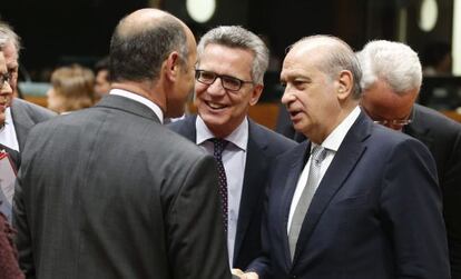 El ministro del Interior en funciones del Gobierno espa&ntilde;ol, Jorge Fern&aacute;ndez D&iacute;az, charla con su colega de Alemania, Thomas de Maizi&egrave;re y de Austria, Wolfgang Sobotka