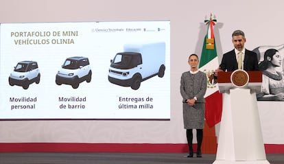 Rafael Garayoa Guajardo, director del proyecto Olinia, presenta junto a Claudia Sheinbaum los modelos de autos elctricos.