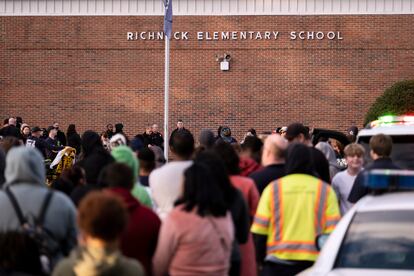 Estudiantes y policías aguardan en el exterior de la escuela primaria Richneck, después del incidente, este viernes.