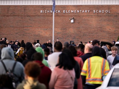 Estudiantes y policías aguardan en el exterior de la escuela primaria Richneck, después del incidente, este viernes.