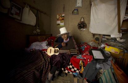 Durante su larga vida, ha sido testigo de dos Guerras Mundiales, revoluciones y golpes de Estado en Bolivia. Entre sus recuerdos conserva su charango, un instrumento típico andino de cinco cuerdas, con el que todavía a veces acompaña sus canciones en quechua.